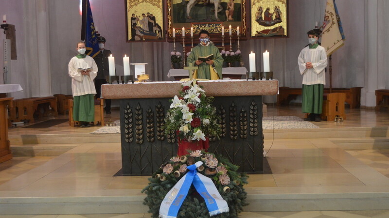 Die Gedenkfeier zum Volkstrauertag fand am Sonntag erstmals in der Pfarrkirche statt - mit Fahnenschmuck und Kranz der Marktgemeinde.