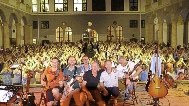 Bereits vor zwei Jahren gaben "Auf a Wort" bei den Sommerfestspielen im Innenhof der Residenz ein umjubeltes Gastspiel. Nun kommt es am 28. Juni zu einem weiteren Konzert mit der STS-Coverband.