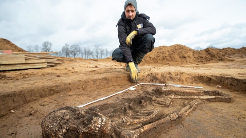 Archäologe Scott Tucker ist begeistert, wie gut das Skelett erhalten ist.