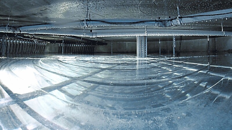 Herzstück der Eisspeicherheizung ist eine unterirdische Zisterne, in der abwechselnd Wasser zum Gefrieren und zum Auftauen gebracht wird.