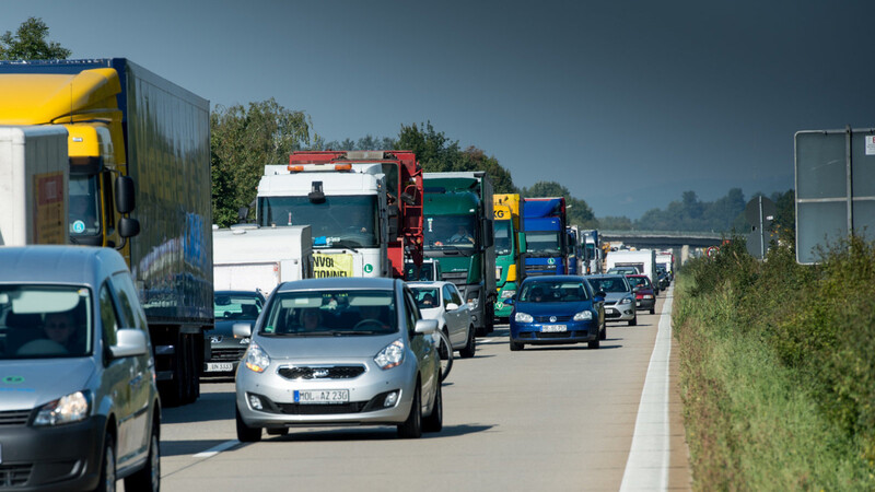 Zwei Auffahrunfälle auf der A92 bei Landshut bescherten den Verkehrsteilnehmern am Donnerstagmittag lange Wartezeiten. (Symbolbild)