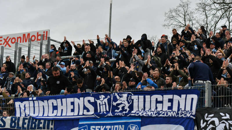 Anhänger des TSV 1860 während der Partie in Meppen.