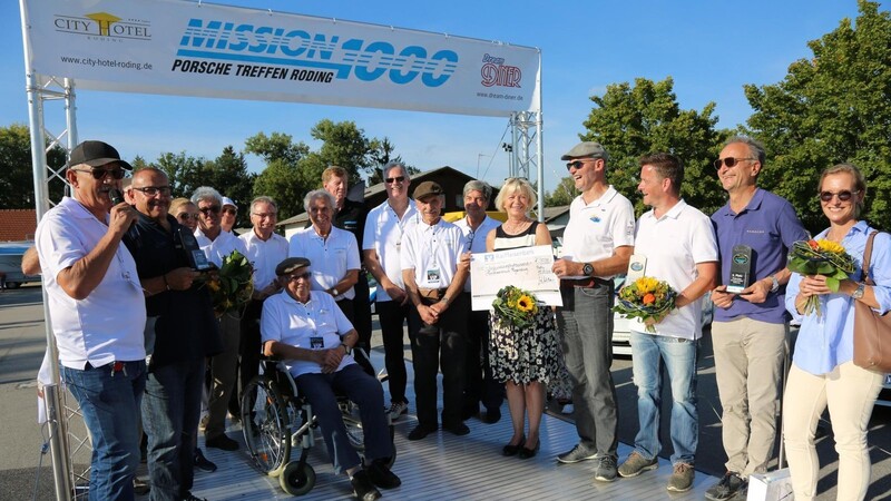 Josef Mühlbauer (links) überreicht am Sonntag die Spende: Eine Rekordsumme von 35 000 Euro geht an das Tumorzentrum Regensburg. Mit auf dem Foto die Ehrengäste und die Fahrer der prämierten Wagen.