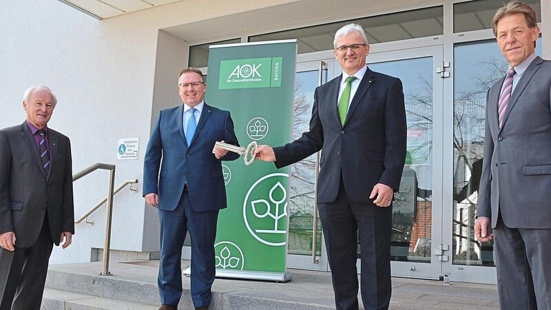 Der scheidende AOK-Direktor Josef Bucher (Dritter von links) übergibt im Beisein der Beiratsvorsitzenden Max Strasser (links) und Wilfried Oexler den Schlüssel an den neuen AOK-Chef Markus Edinger.