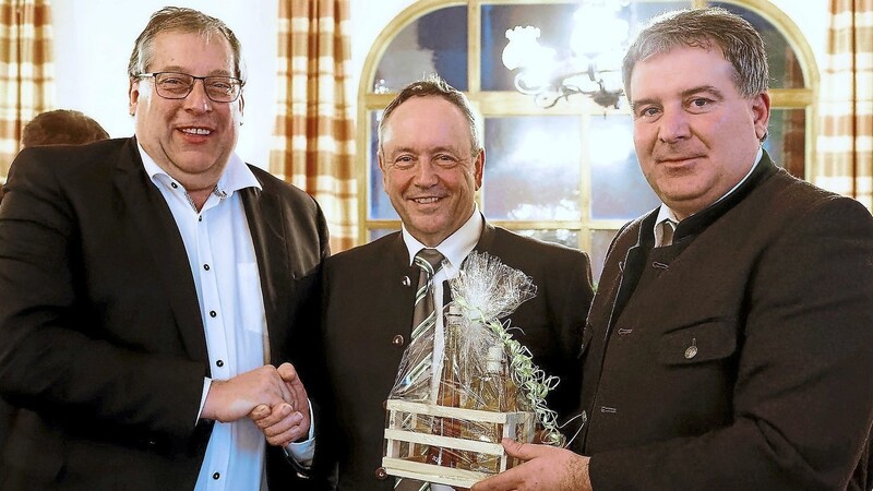 Geschäftsführer Franz Ameres (r.) und Vorsitzender Hans Hasreiter (l.) bedankten sich bei dem Referenten Dr. Johann Habermeyer.