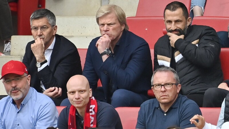 Der Titan (Mitte) und die anderen Bayern-Bosse Herbert Hainer (l.) und Hasan Salihamidzic komplett frustriert: Nach der Pleite in Mainz platzte Vorstandschef Oliver Kahn der Kragen.