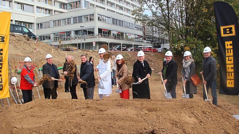 Zahlreiche Ehrengäste zückten gestern den Spaten für den Neubau am Donau-Isar-Klinikum, der die Versorgung kleiner Patienten verbessern soll.