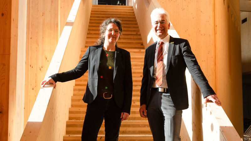 Dr. Bernhard Widmann, Leiter des Technologie- und Förderzentrum, begrüßt Dr. Barbara Neff als neue Direktorin im Nawareum.