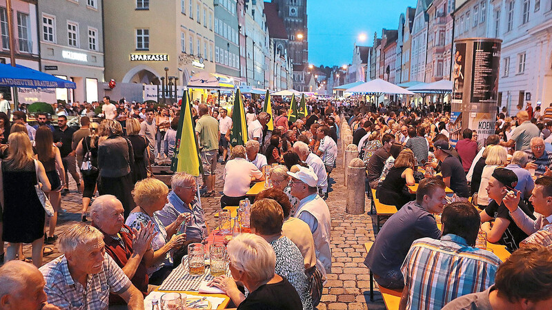 "Nach langer Durststrecke wird die Altstadt wieder Schauplatz von bayerischer Lebensfreude und Fröhlichkeit sein", sagt Oberbürgermeister Alexander Putz in Vorfreude auf das diesjährige Altstadtfest.
