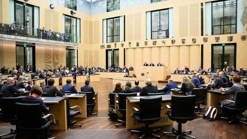 Die Mitglieder des Bundesrats sitzen in der Sondersitzung des Deutschen Bundesrats zu den Dezember-Soforthilfen und dem geplanten Bürgergeld.