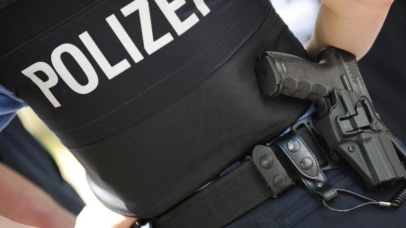 Eine Polizeibeamtin trägt hre Dienstwaffe am Gürtel.