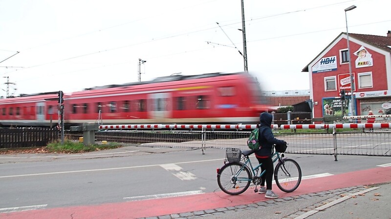 Ein Antrag auf "Beseitigung des höhengleichen Bahnübergangs in der Straubinger Straße" steht auf der Tagesordnung der nächsten Stadtratssitzung. Es kommt Bewegung in den Wunsch nach einer Bahnunterführung.