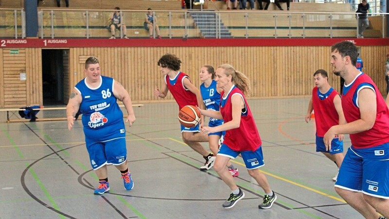 Im inklusiven Basketball kommen Menschen durch Spaß am gemeinsamen Sport zusammen.
