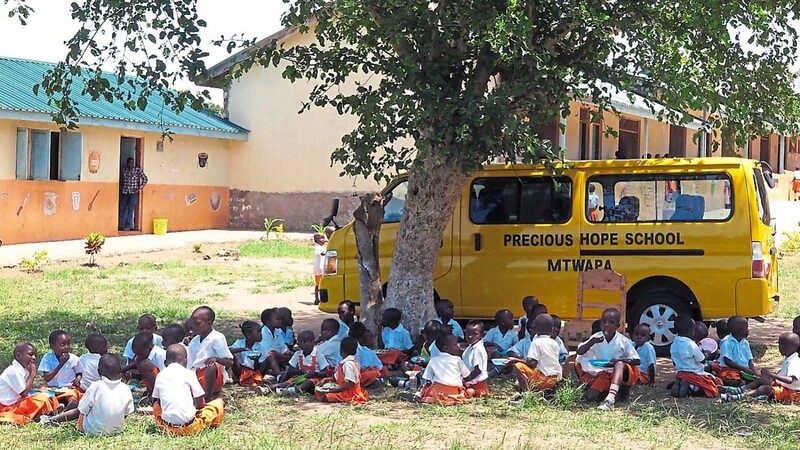 Mit dem gelben Bus fahren die Kinder in die Precious Hope School.