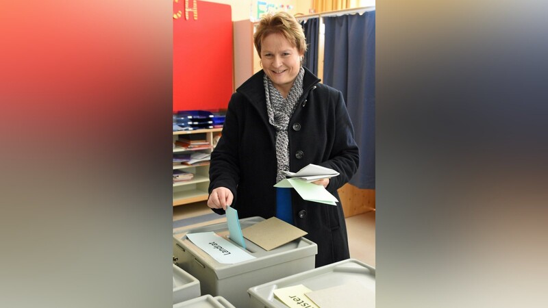 Landratskandidatin Claudia Geilerdorfer an der Wahlurne.