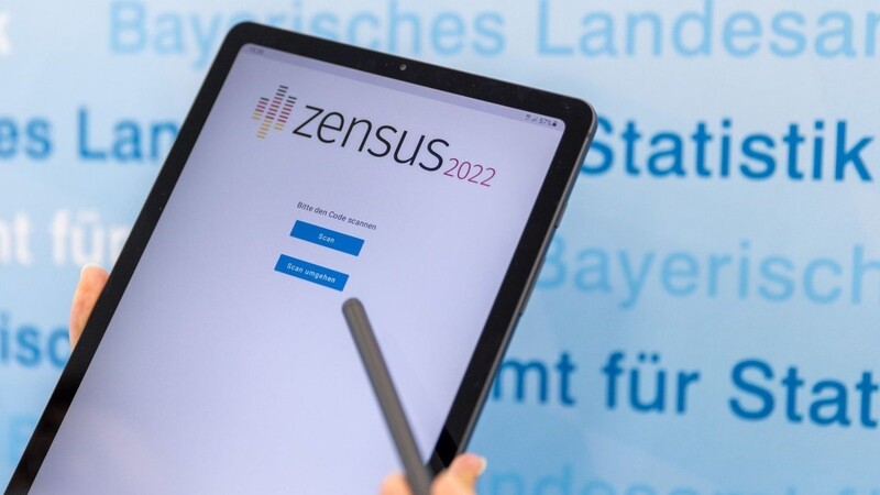 "Zensus 2022" steht auf einem Tablet im Bayerischen Landesamt für Statistik, mit dem Erhebungsbeauftragte die Befragungen durchführen.