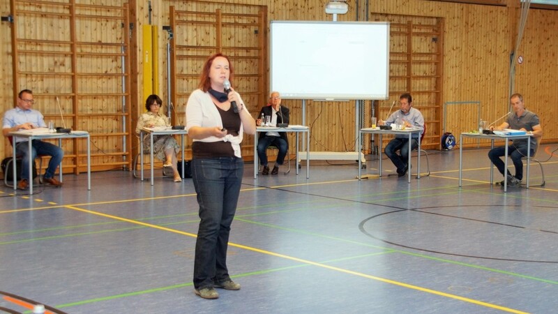 Andrea Kreil stellte dem Gemeinderat die Ergebnisse der Machbarkeitsstudie zum Sporthallenbau vor.