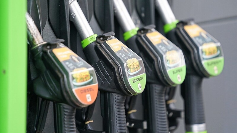Gleich reihenweise wurden Tankstellenbesitzer in Nieder- und Oberbayern vom Angeklagten um Benzin erleichtert.