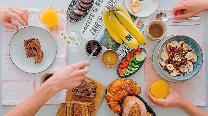 Nichts fehlt am Frühstückstisch: Auch wenn man nur auf faire Produkte setzt, muss man keine Kompromisse eingehen.