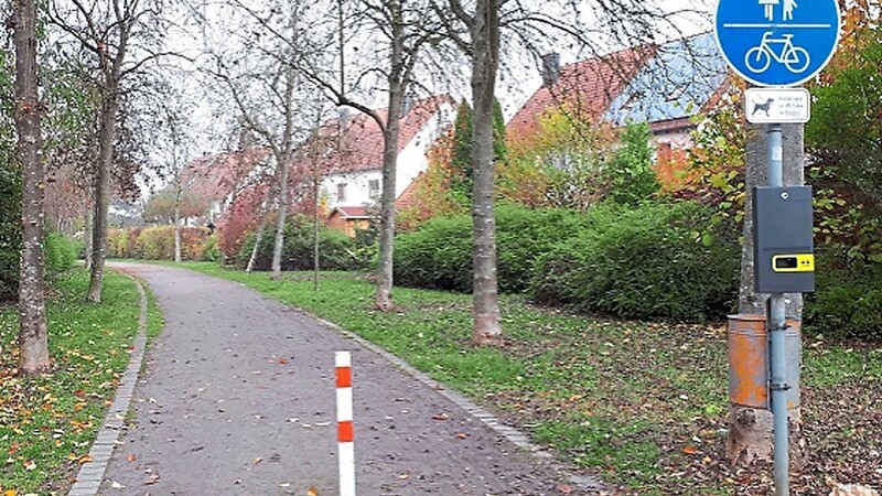 Entlang dieses Wegs in Burgweinting ist die Stadtbahntrasse bisher geplant.
