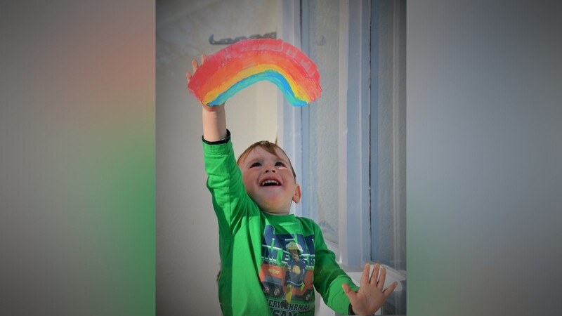 Der zweijährige Julian aus Kumhausen freut sich über die bunten und schönen Farben des Regenbogens.