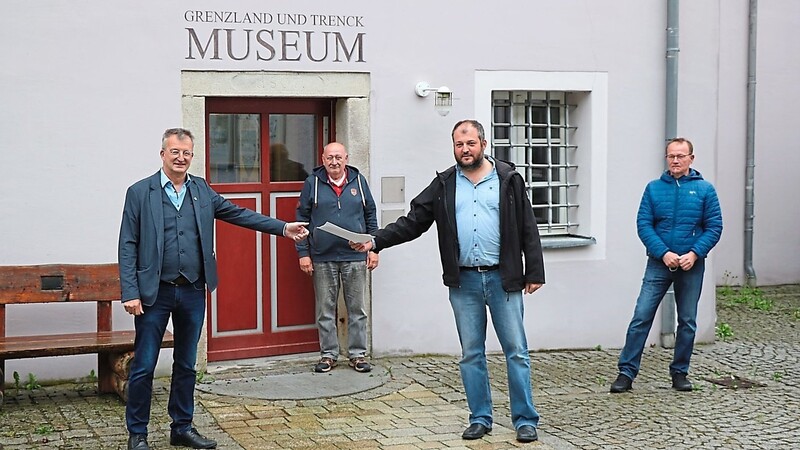 Jürgen Lampatzer übergab den schriftlichen Vorschlag der Vorstandschaft des Museumsvereins an Bürgermeister Markus Ackermann. Mit im Bild die Vorstandschaftsmitglieder Franz Danzer und Hans Fickerl.