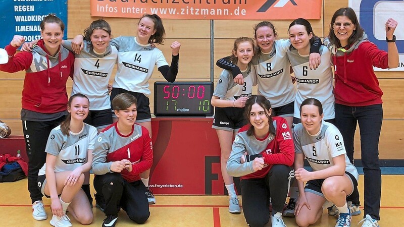 Die B-Handballerinnen der JHG Regendreieck freuen sich über den Titel in der Bezirksliga.