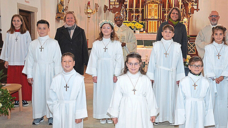 Die zweite Gruppe der Kommunionkinder mit (hinten) der Geistlichkeit und den Lehrkräften.