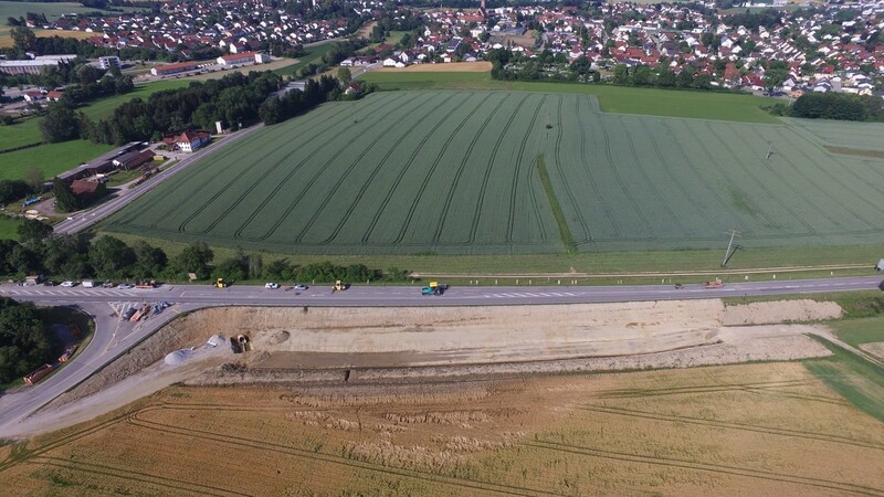 Im Fokus der Asphaltierung auf der B299 bei Geisenhausen steht diesmal der Bereich rund um die neue Einfädelspur (im Vordergrund).
