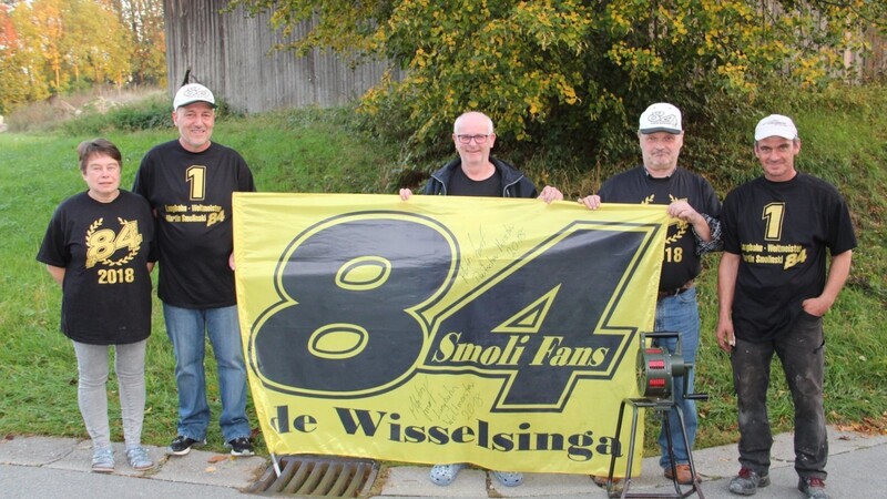 Sepp Moser (2.vl.) und "de Wisselsinga" sind abfahrbereit. Sie unterstützen ihr Idol in den Niederlanden.