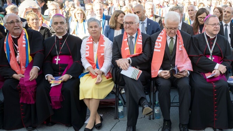 Gebhard Fürst (l-r), Bischof der Diözese Rottenburg-Stuttgart, Erzbischof Nikola Eterovic, Irme Stetter-Karp und Bundespräsident Frank-Walter Steinmeier nehmen an der Eröffnung des Katholikentags teil.