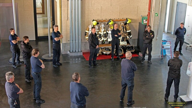 Auch bei der Regensburger Feuerwehr wird der vorgegebene Mindestabstand eingehalten.