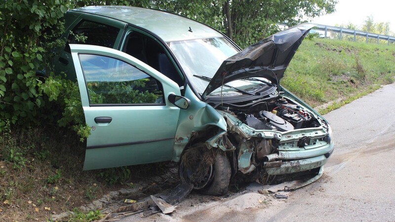 Leicht verletzt hat sich der Fahrer dieses Fiat bei einem Unfall, der sich am Sonntagmittag auf der B 85 bei Linden ereignete.