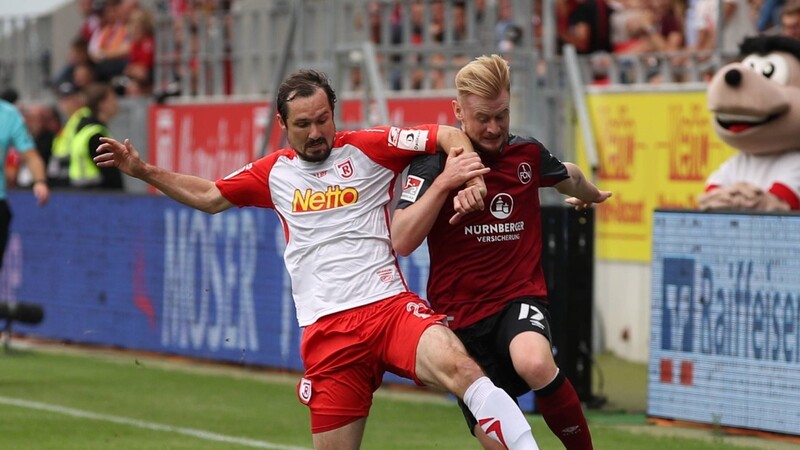 Sebastian Nachreiner (links) und der SSV Jahn spielen eine starke Saison.