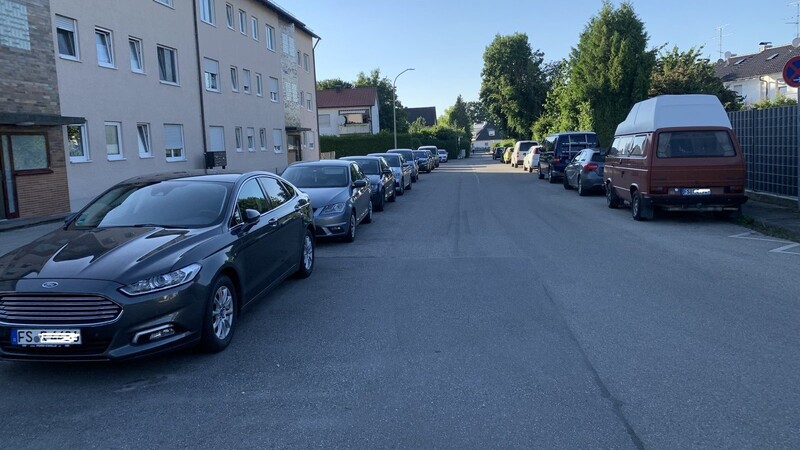 Fast überall in Moosburg sind Straßen mit Autos vollgeparkt.