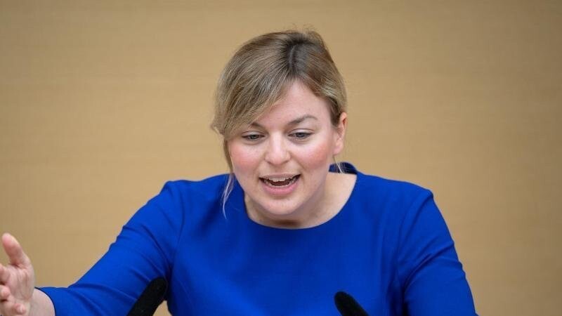 Katharina Schulze, Fraktionsvorsitzende der Grünen im bayerischen Landtag, spricht im Plenarsaal. Foto: Sina Schuldt/dpa/Archivbild