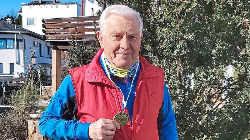 Hermann Ebner daheim in Schlatzendorf. Stolz präsentiert er seine Goldmedaille, die er kürzlich gewonnen hat.