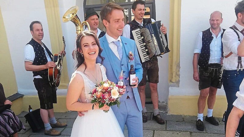 Für Monika und Peter Kuen läuteten die Hochzeitsglocken der Stadtpfarrkirche in Viechtach.