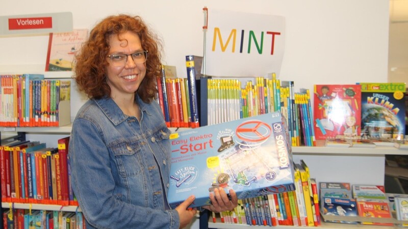 Von Büchern über CDs bis hin zu Spielen: Ulla Zehtner zeigt, was das Medienzentrum für Kinder und Jugendliche so alles bereithält.
