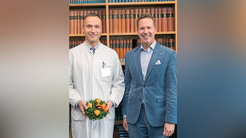 Klinikum-Geschäftsführer Philipp Ostwald freut sich über Chefarzt-Zuwachs: Tobias Kiel (links) trat im Februar die Chefarztstelle der Anästhesiologie, Intensivmedizin und Schmerztherapie an.