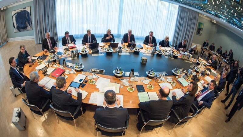 Das bayerische Kabinett ist am 22.12.2015 zu einer Sitzung in der Staatskanzlei in München zusammengekommen. Am 12.01.2016 tagt das bayerische Kabinett.