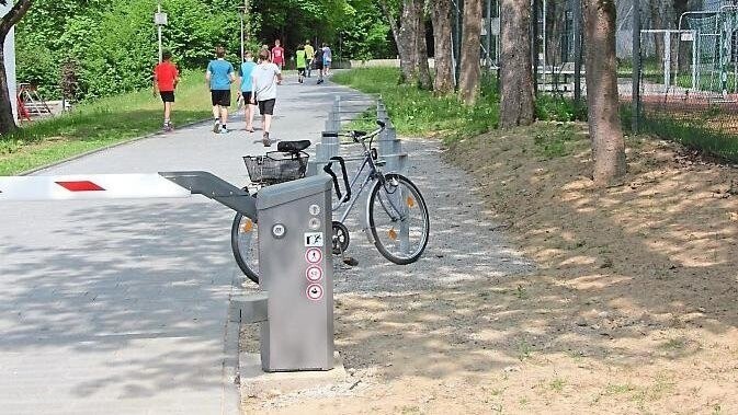 Beim Zugang zum Gymnasium befinden sich neuerdings Anlehnbügel für Fahrräder.
