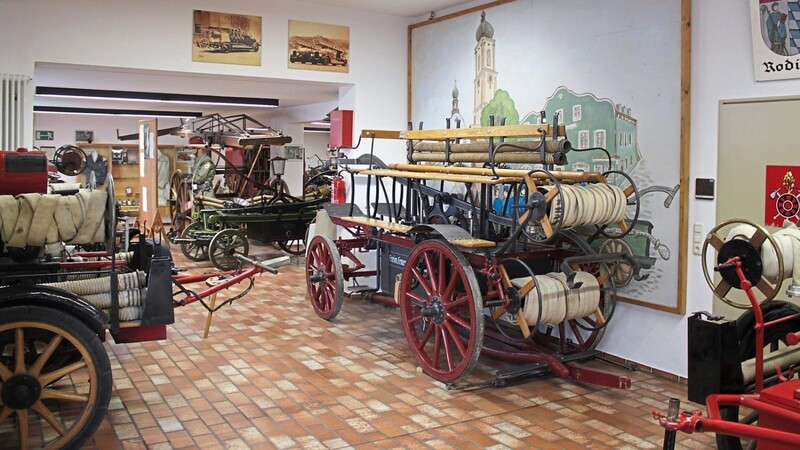 Rund 350 Exponate können im Rodinger Feuerwehrmuseum bestaunt werden. Darunter die bedeutende Maschine Imhof (Mitte), eine nach dem Apotheker und Kommandanten Wilhelm Imhof benannte Handdruckspritze mit zehn Sitzplätzen, im Einsatz zwischen 1922 und 1930.