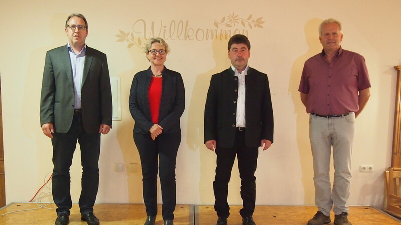 Manfred Engl mit Bürgermeisterin Christine Hammerschick, Bürgermeister Alfons Neumeier, Bürgermeister Hubert Ammer (von links).