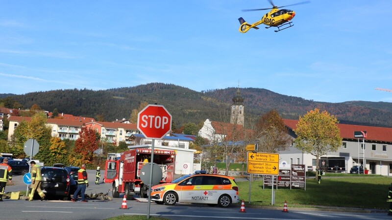 Der Rettungshubschrauber landete direkt neben der Kreuzung bei Drachselsried.