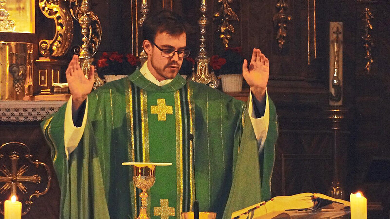 Pater Gregor Schuller beim Primizsegen.