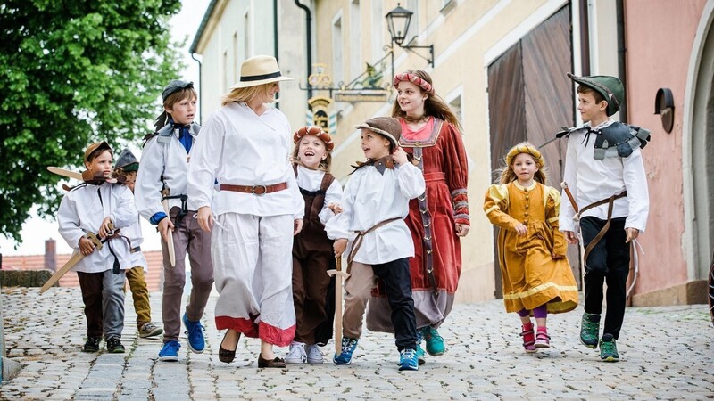 Ein Rahmenprogramm mit verschiedenen Aktionen - passend zu Mittelalter und Drachenstich - soll an den beiden August-Wochenenden stattfinden, beispielsweise eine historische Stadtführung mit dem Ritterpaar für Kinder.