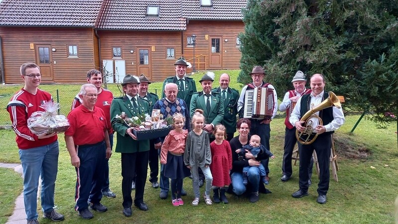 Vertreter von Kegel- und Schützenverein überreichten ihre Präsente und nahmen Josef Sperl an seinem Ehrentag zusammen mit den Musikern und seinen Nachkommen in die Mitte.