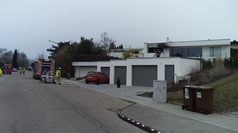 Im Regensburger Ortsteil Sallern hat es am Dienstagmittag auf der Terrasse eines Wohnhauses gebrannt.