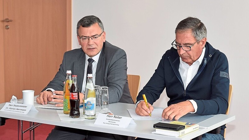 Staatsminister Florian Herrmann (l.) und der Freisinger Kreishandwerksmeister Martin Reiter.